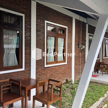 Rifka Annisa Guesthouse Syariah Redpartner Jogjakarta Buitenkant foto