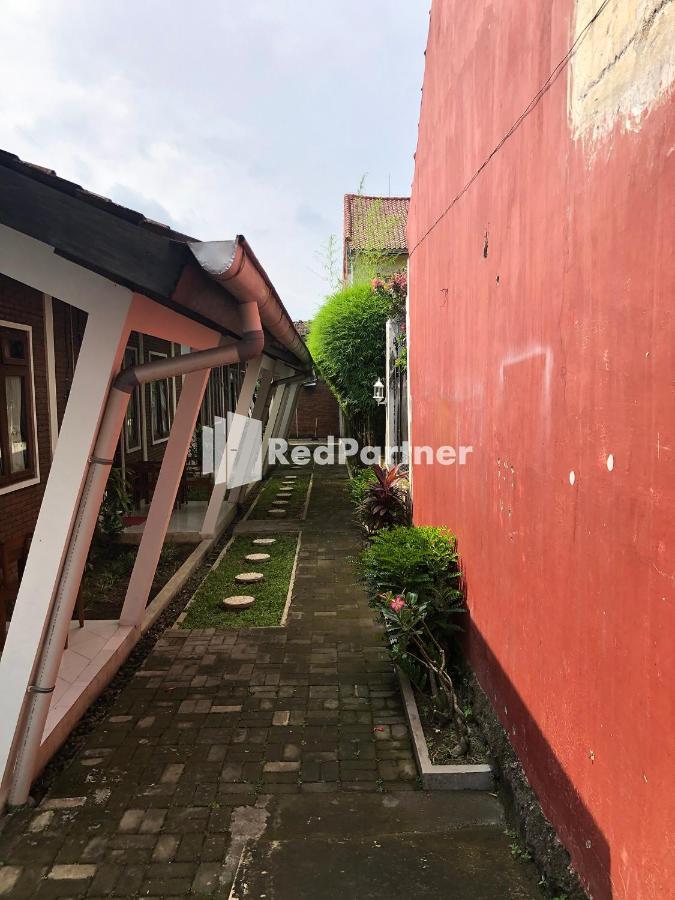 Rifka Annisa Guesthouse Syariah Redpartner Jogjakarta Buitenkant foto
