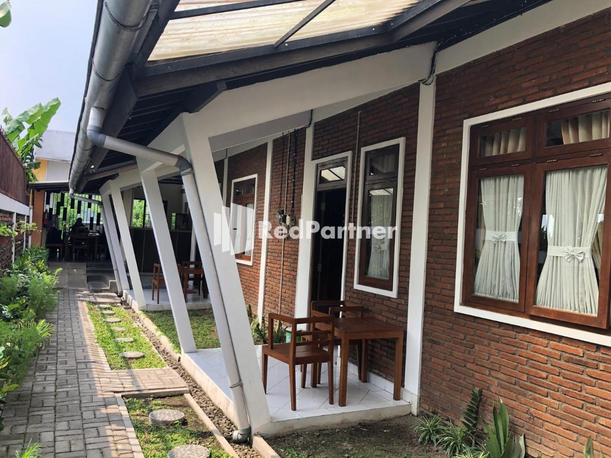 Rifka Annisa Guesthouse Syariah Redpartner Jogjakarta Buitenkant foto