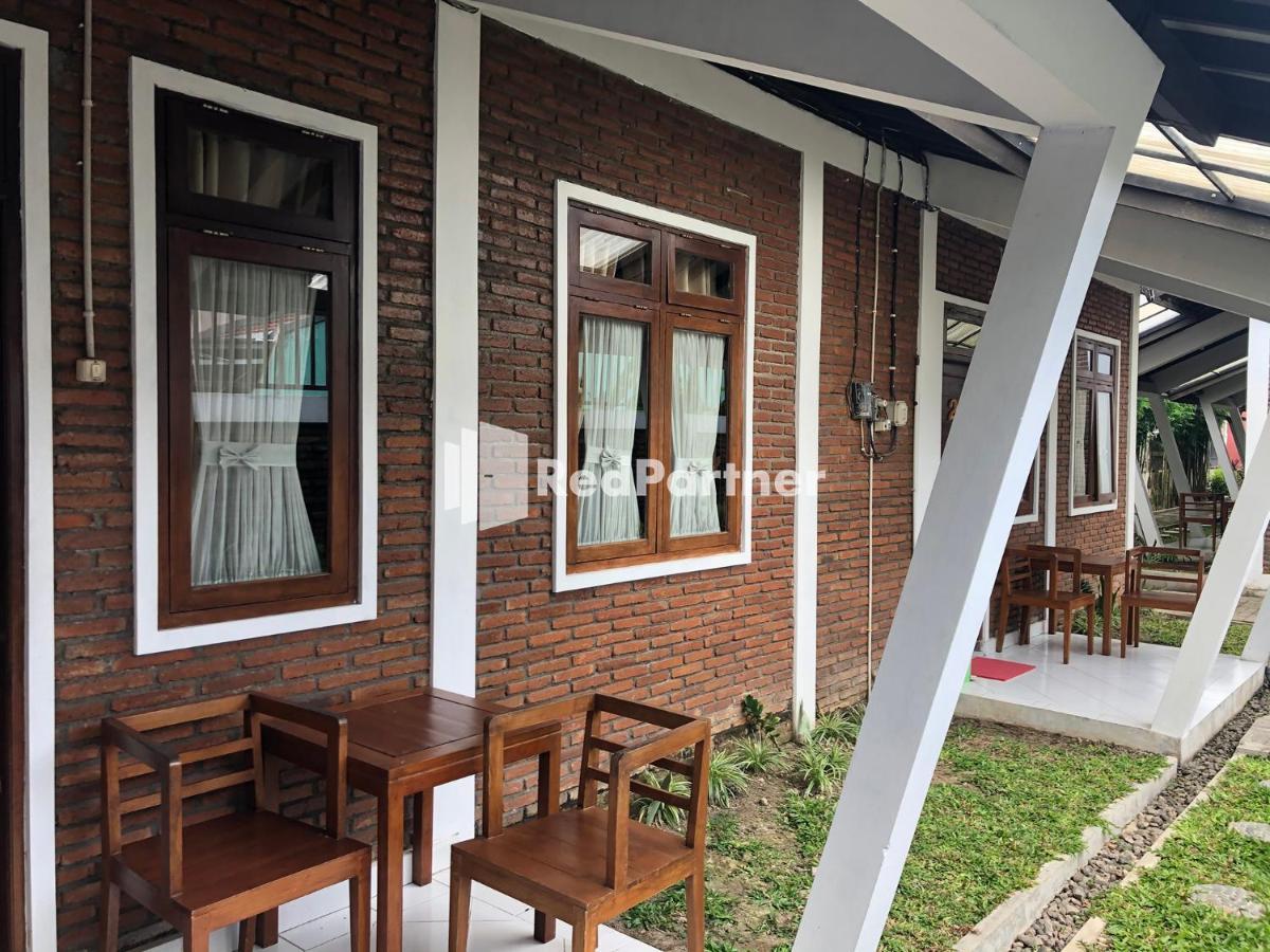 Rifka Annisa Guesthouse Syariah Redpartner Jogjakarta Buitenkant foto